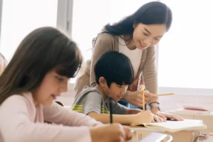 教室で学ぶ生徒たち - EDILAB ACADEMY