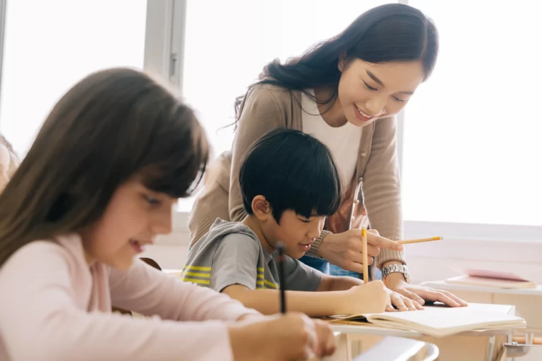体験レッスンで必ず聞きたい5つの質問|センター南の子ども英語|EDILAB ACADEMY 6 教室で学ぶ生徒たち - EDILAB ACADEMY